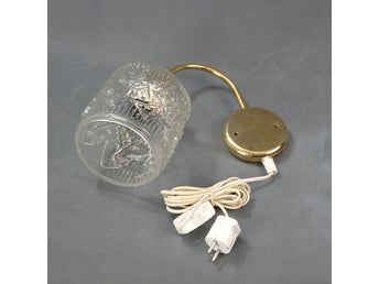 Äldre vägglampa i mässing glasskärm i mönstrat glas retro vintage