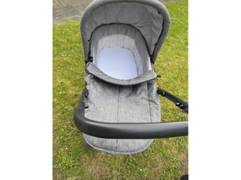 barnvagn och bilbarnstol