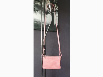 Trend Axelremväska cross body väska 3 fack puderrosa NY! Trend Axelremväska cross body väska 3 fack puderrosa NY!