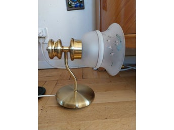 En vägglampa glas och mässing retro