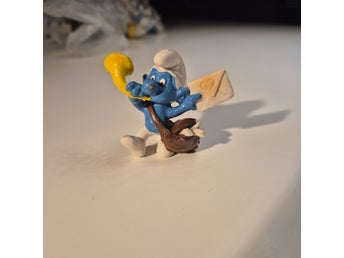 Smurf med brev och trumpet