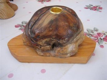 Träljusstake på en träplatta