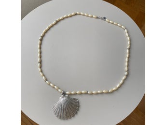Pärlhalsband med snäcka, halsband med snäckberlock
