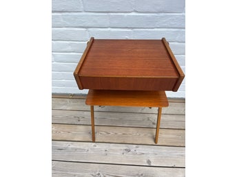 Sängbord i Teak med låda