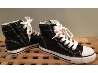 1 par svarta Revulotion Tyg Sneakers med vita sömmar Från Staduim Stl. 33