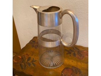 Glaskanna med metallhandtag