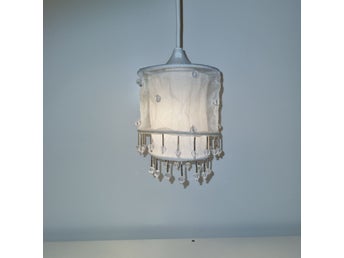 Vit fönsterlampa med plastpärlor