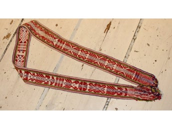 ÄLDRE SKÄRP TILL FOLKDRÄKT MED VACKRA DETALJER.