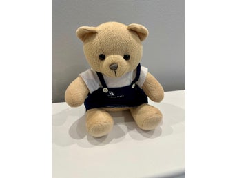 Söt nallebjörn med kläder – ca 20 cm