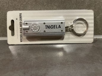 Ingela! Nyckelring med minificklampa och namn! Helt ny - oanvänd! Julklapp?