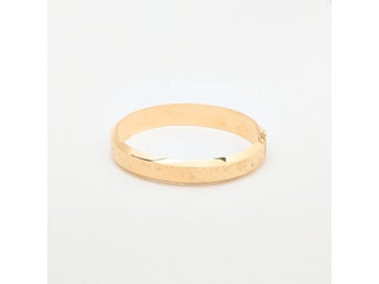 Mejslad armring med lås i 14K guld, 6.1 cm, 15.9 g