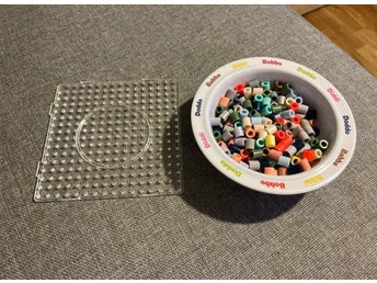 Pärlplatta och större pärlor + babblarna tallrik