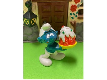 Smurf med stor tårta i famnen… lekt skick…