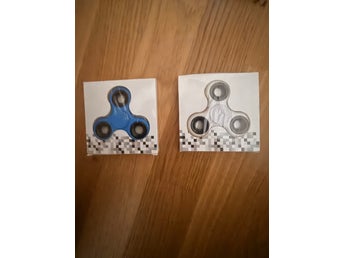 Två stycken fidget spinners, blå och