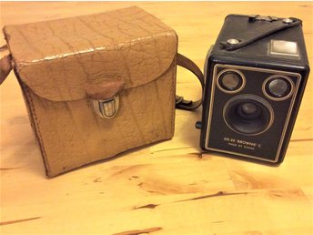 Kodak SIX-20 BROWNIE C made by Kodak LTD London med väska 1934-38 gammal kamera