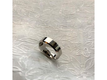 Ring i 18k vitguld.6mm bred.6gram..1981.St 17,5.Oanv fr guldsmedsaffär