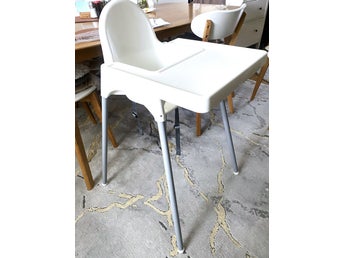 Barnstol, hög med bricka, Vitt /Grå ben, Från IKEA, Nästan Nytt