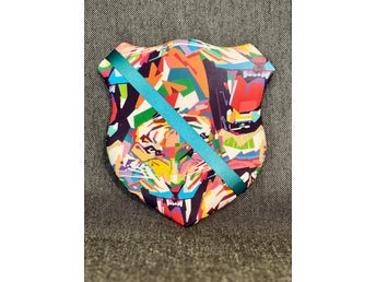 Märkestavla för simmärken/smycken Grafisk tiger/turkos satin