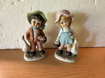 Två Söta Porslinsfigurer. Flicka/Pojke/Gås/blomkorg.