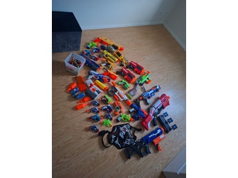 Stort Nerf-paket med flera vapen och tillbehör