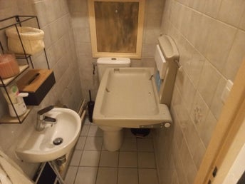Väggmonterat skötbord i hållbar HDPE-plast