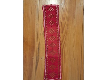 Handvirkad röd o vit duk 64 cm x 15 cm