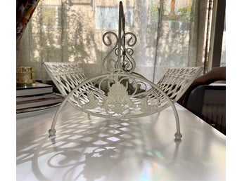 Vintage Tidningsställ / Vedkorg i vitmålat smide – Shabby Chic