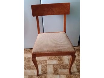 Stol med beige dyna 1940-tal Tyget på dynan kan bytas ut