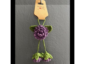 Fin handgjord accessoar med virkade blommor