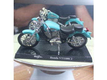 MC Honda VT 1100 C2 1:18 Maisto