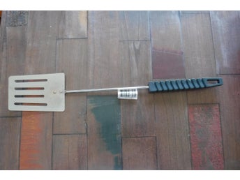 Rostfri stekspade med plasthandtag
