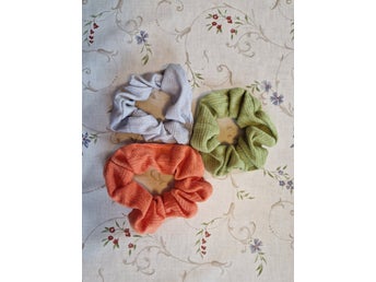 NYA, 3st scrunchies i mjukt hålmönstrat tyg