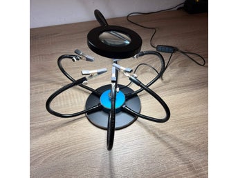 USB tredjehand svetsassistent med 360° vridbar bas, 3X USB LED-förstoringsglas