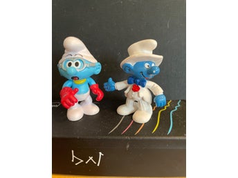 Två Smurf-figurer: Brudgumssmurf och Glasögonsmurfen (Schlaubi Smurf)