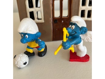 Två Smurf-figurer: Fotbollssmurf och Cupidsmurf