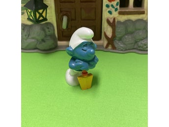 Klassisk smurf som står å hänger / sover på spaden….toppskick… lågt utrop…