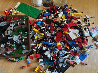 Vintage retro Lego blandade bitar och figurer bla space Police och Coast Guard