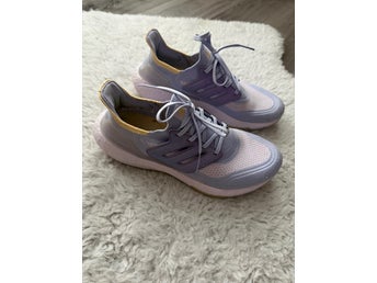 Lila Adidas ultraboost löparskor 41 1/3