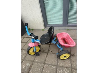 Trehjuling med tippbart flak