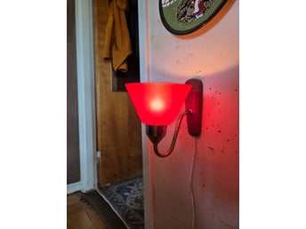 Vägglampa teak med röd glas skärm retro