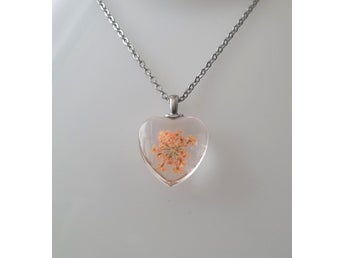 Halsband med hjärtformad glasberlock (55 cm lång kedja)