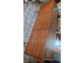 Vintage skåp i teak