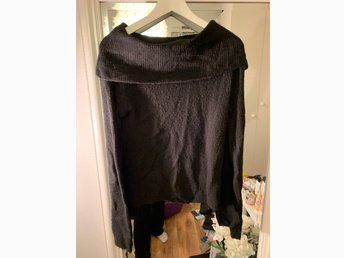 Svart stickad tröja off shoulder bikbok XS Svart stickad tröja off shoulder bikbok XS