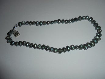 halsband av sötvattenpärlor