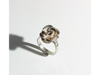 Söt rosenhuvud ring. Handgjord från Dansk Håndværk. Silverpläterad. Str 58.