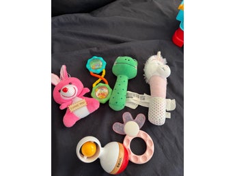 Blandade babyleksaker och skallror
