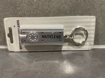 Madeleine! Nyckelring med minificklampa och namn! Helt ny - oanvänd! Julklapp?