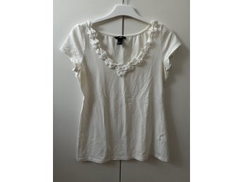 H&M , Söt vit topp med rosetter, storlek Medium