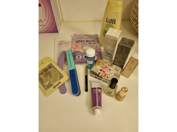 Hudvårdspaket med fotmask, ansiktsmask, ögonmask, nagelfilar, foundation