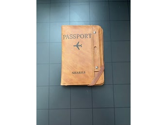 Passfodral i brunt läderimitation